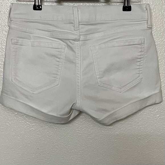 Old Navy- White, semi-fitted stretch shorts - Picture 2 of 3